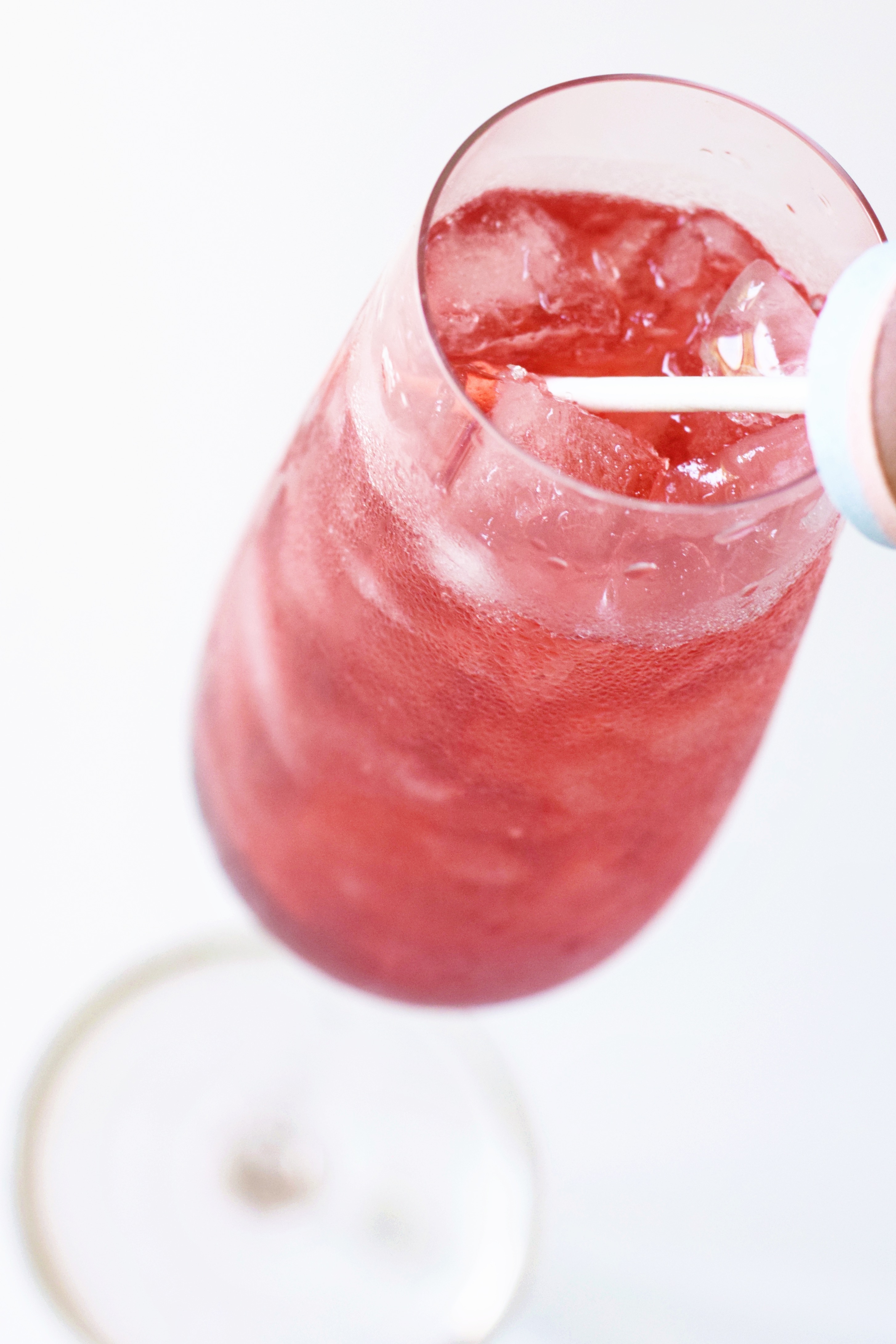 Shaken Strawberry Summer Cocktail - Candy Cocktail - Summer Cocktail - Easy Cocktail Idea - Cocktail Recipe - Shaken Cocktail - Strawberry Cocktail - Fruity Cocktail - Rum Cocktail - Communikait by Kait Hanson #cocktail #summer #strawberrycocktail 