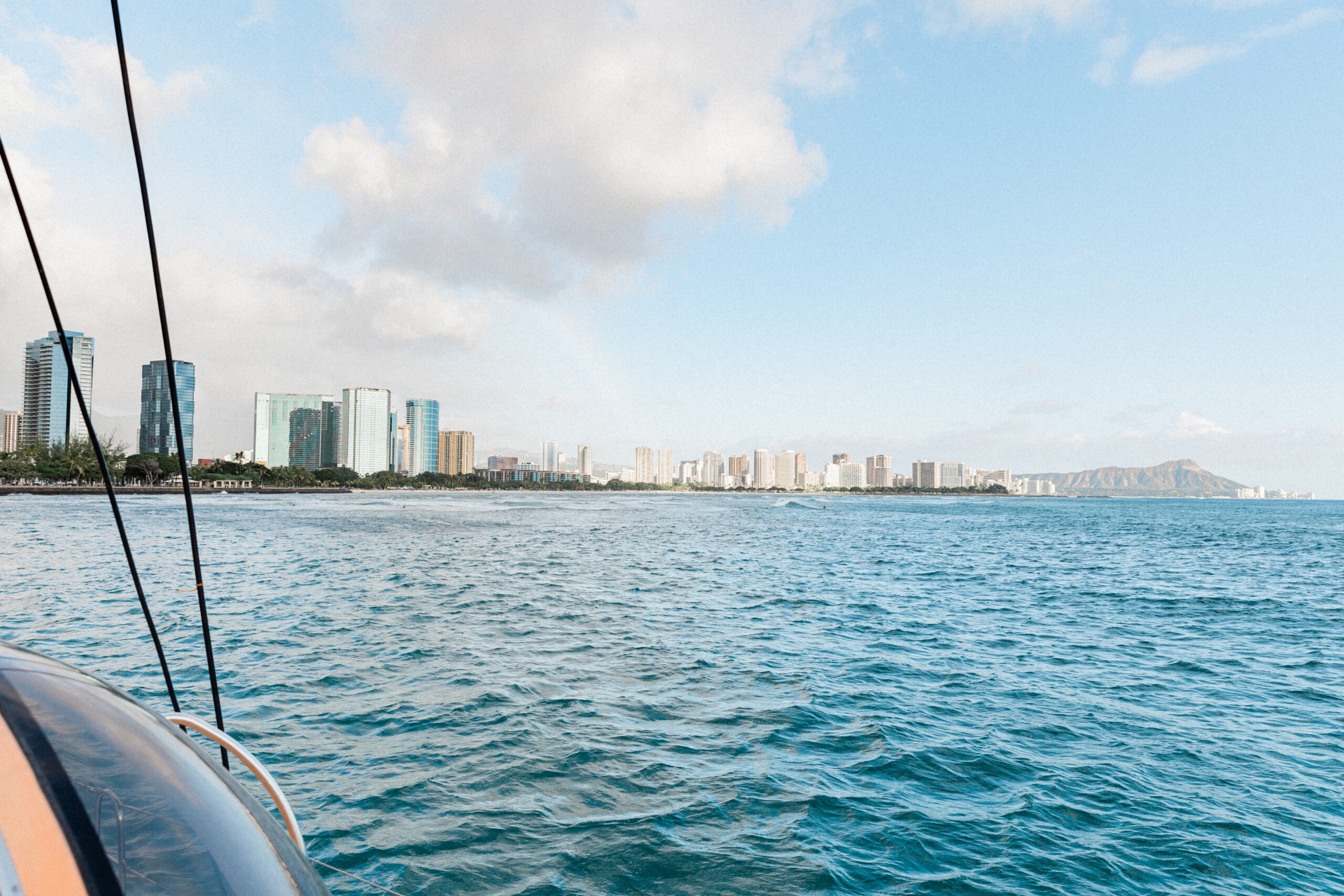 Our Experience on Tradewinds Catamaran - Considering booking an Oahu catamaran cruise in Honolulu? I'm sharing all the detail on Tradewinds Catamaran charter in Honolulu, Hawaii! | Oahu Catamaran Cruise - Catamaran Waikiki - Catamaran Honolulu